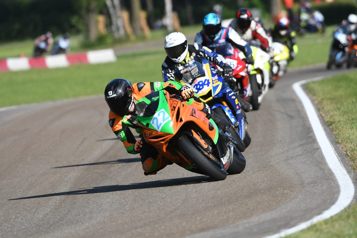 Senna leidt het veld